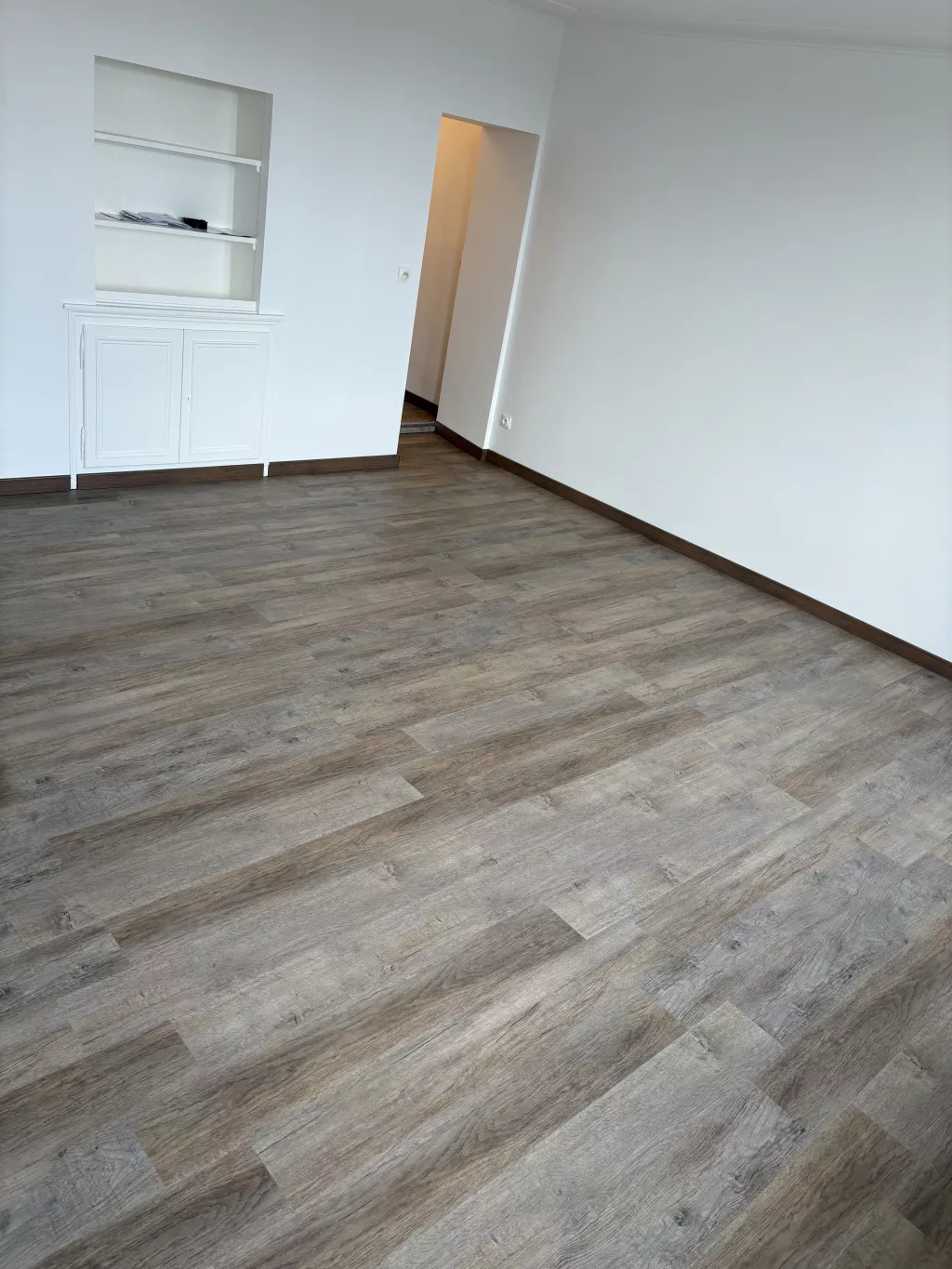 Appartement plafond,murs ,revêtement de sol — St Privat la montagne